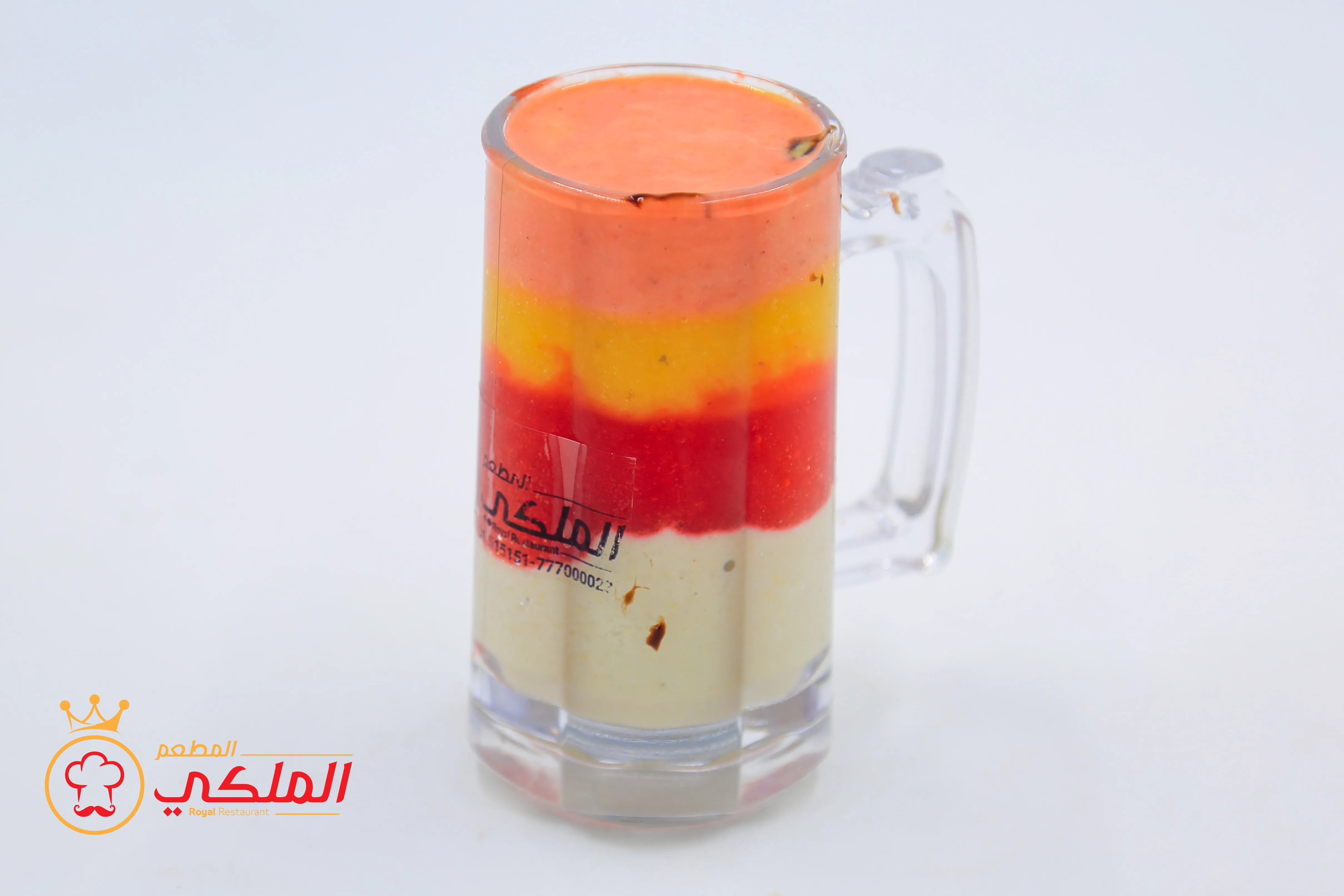 طبقات - عصير طبقات متعدد النكهات في المطعم الملكي صنعاء. طبقات ملونة من فواكه طازجة. جمالي ولذيذ. احجز في أفضل مطعم بشارع خولان.